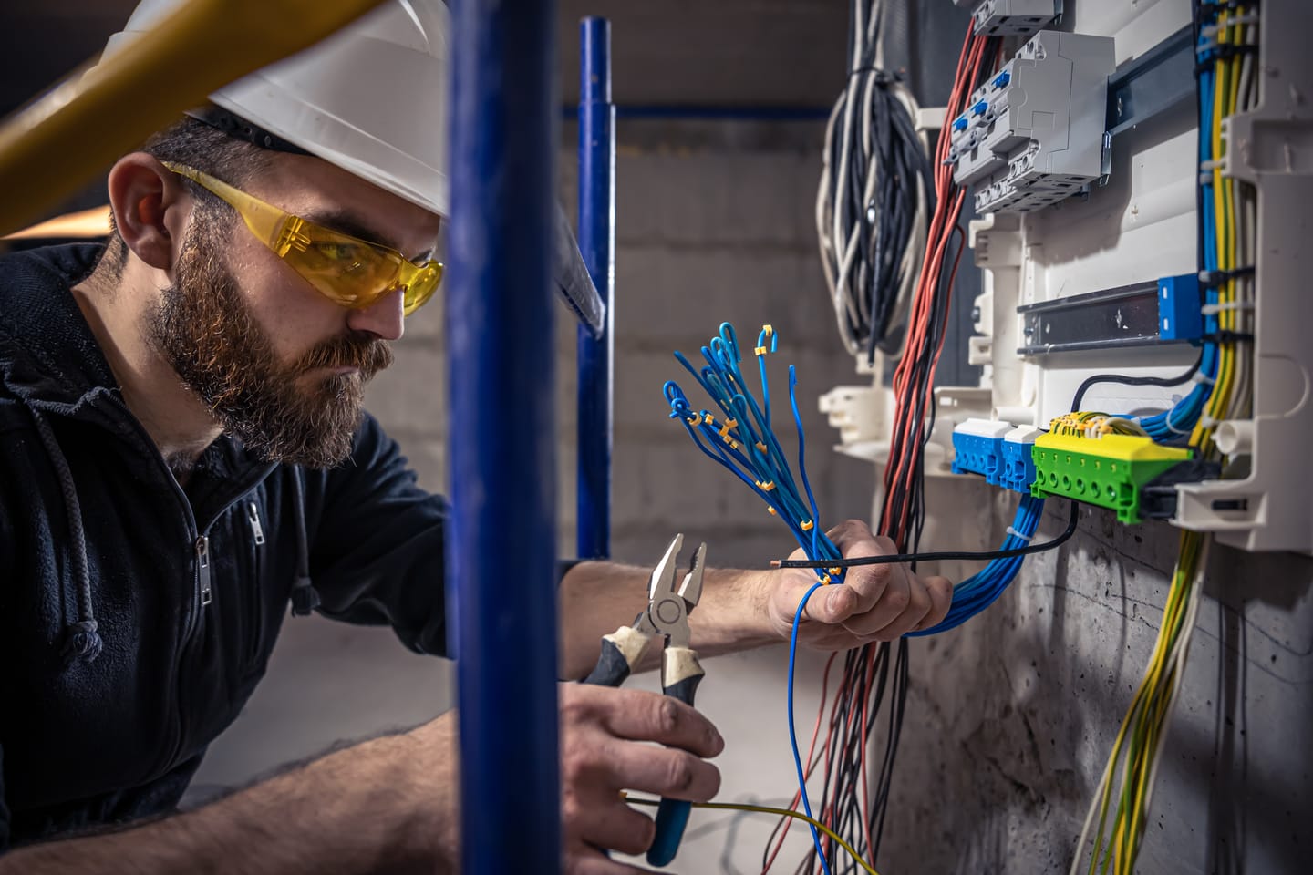 Elektriker verdrahtet einen Elektroverteiler