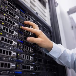 Server-Rack mit Netzwerktechnik